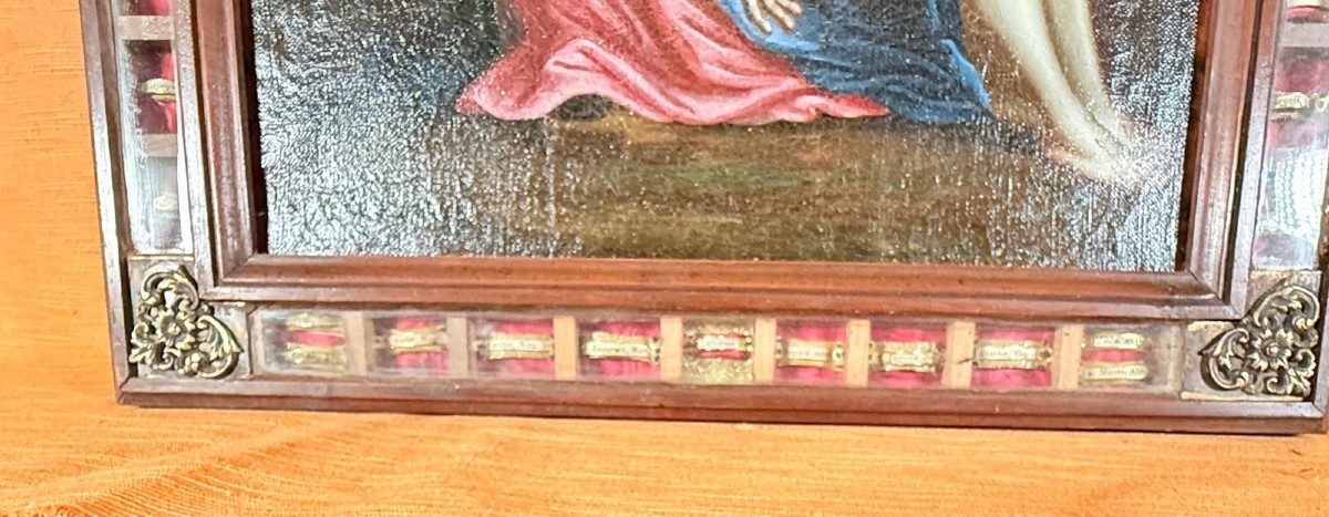 Cornice-reliquiario con 47 frammenti di Santi con dipinto rappresentante "La Pietà"-photo-3