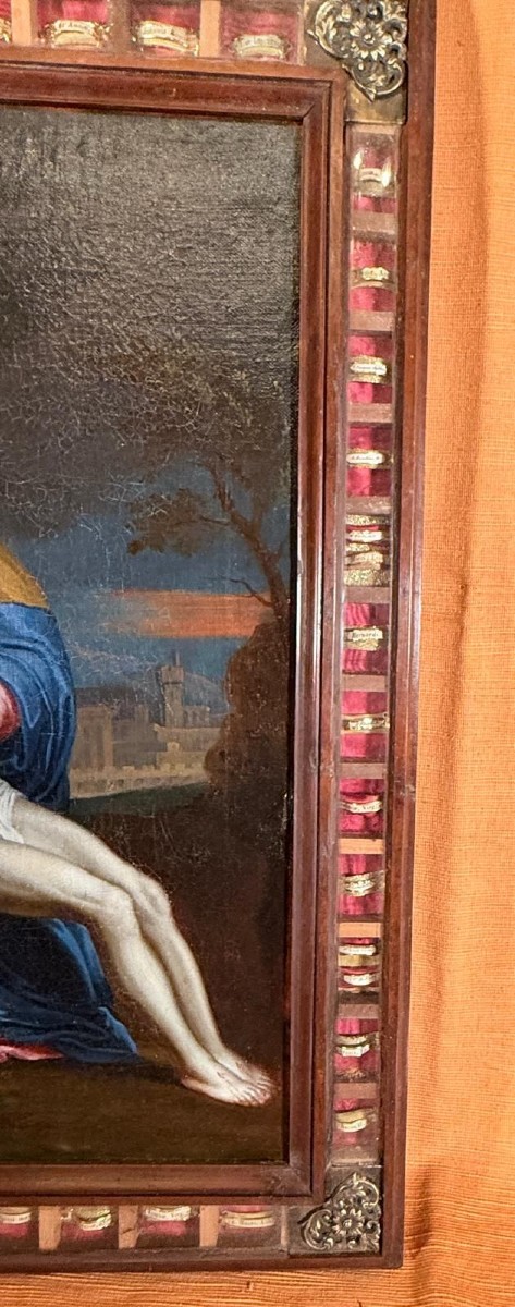 Cornice-reliquiario con 47 frammenti di Santi con dipinto rappresentante "La Pietà"-photo-4