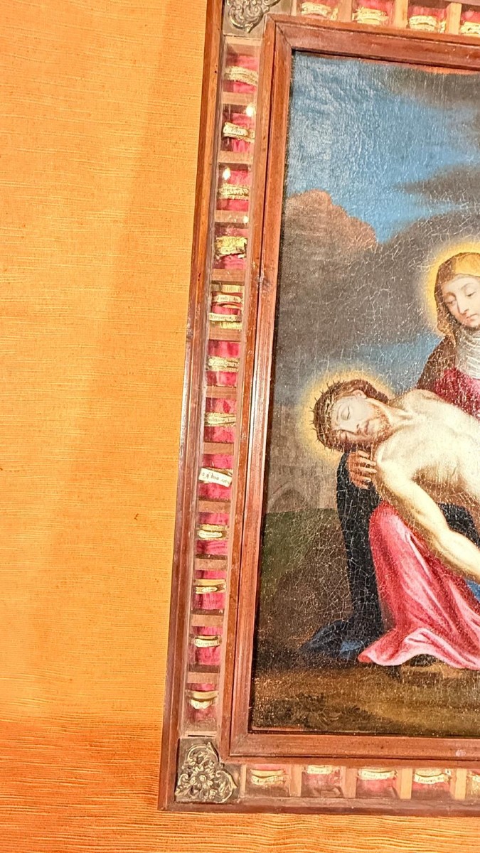 Cornice-reliquiario con 47 frammenti di Santi con dipinto rappresentante "La Pietà"-photo-1