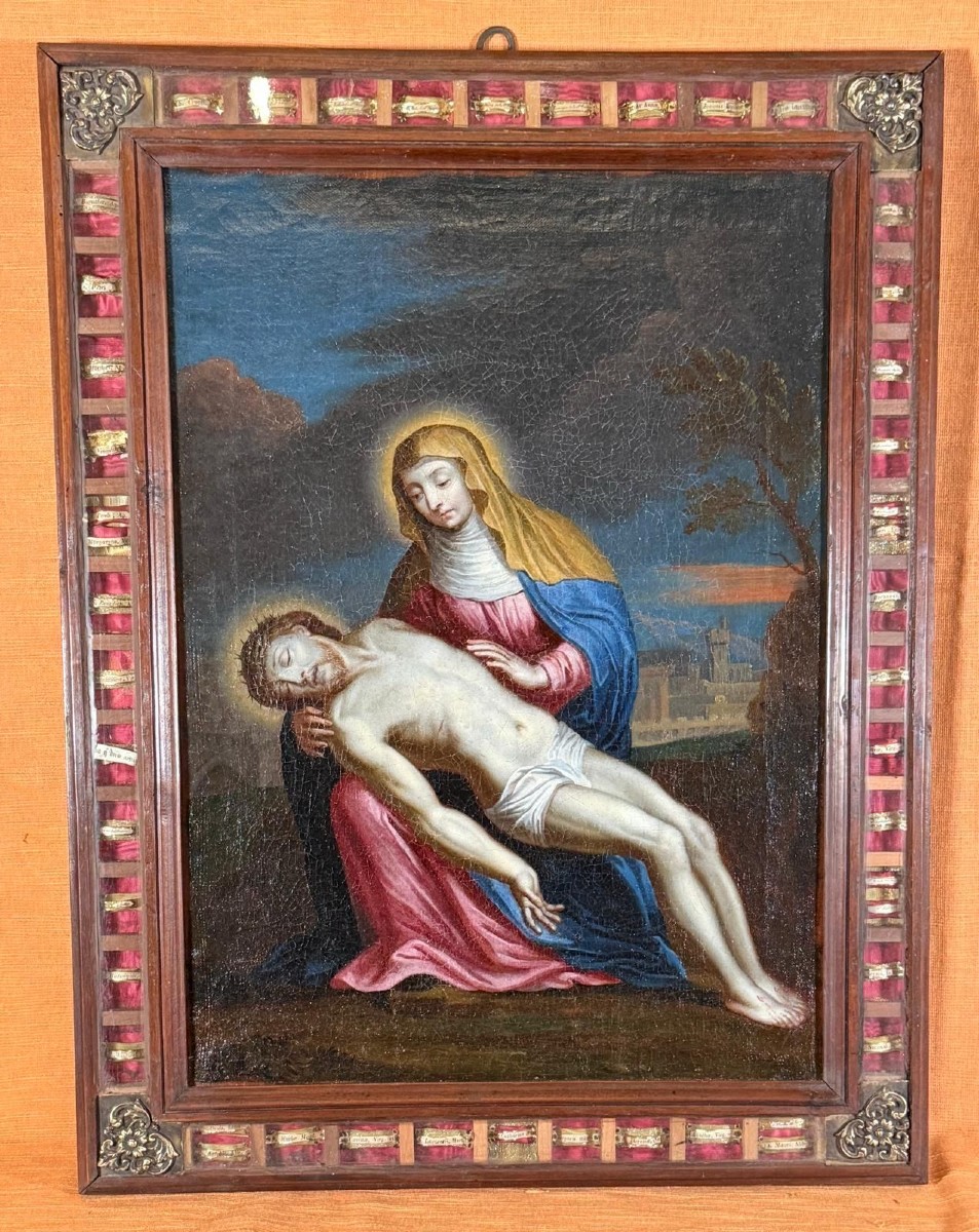 Cornice-reliquiario con 47 frammenti di Santi con dipinto rappresentante "La Pietà"
