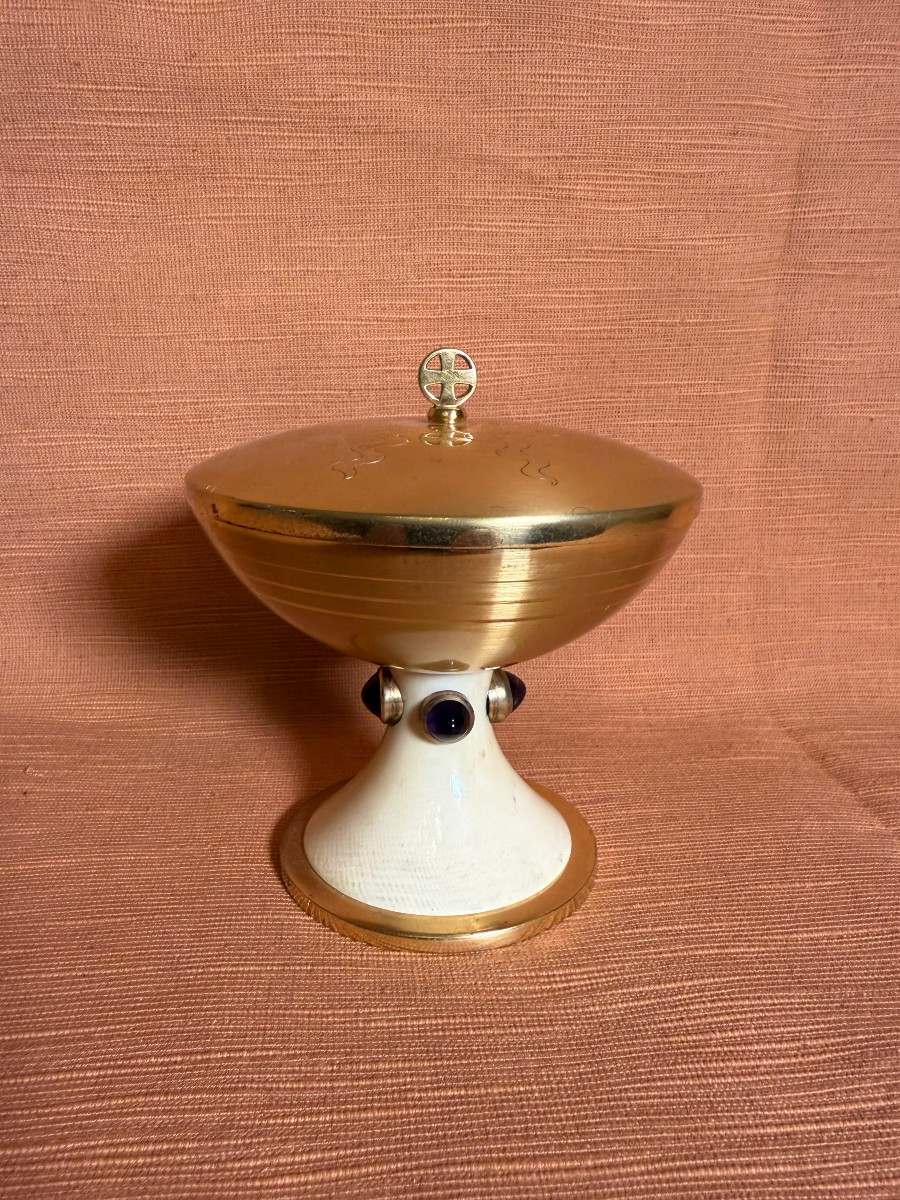 Pisside di stile "Montiniano" in argento ed avorio con inseriti nel nodo della stessa 4 ametist