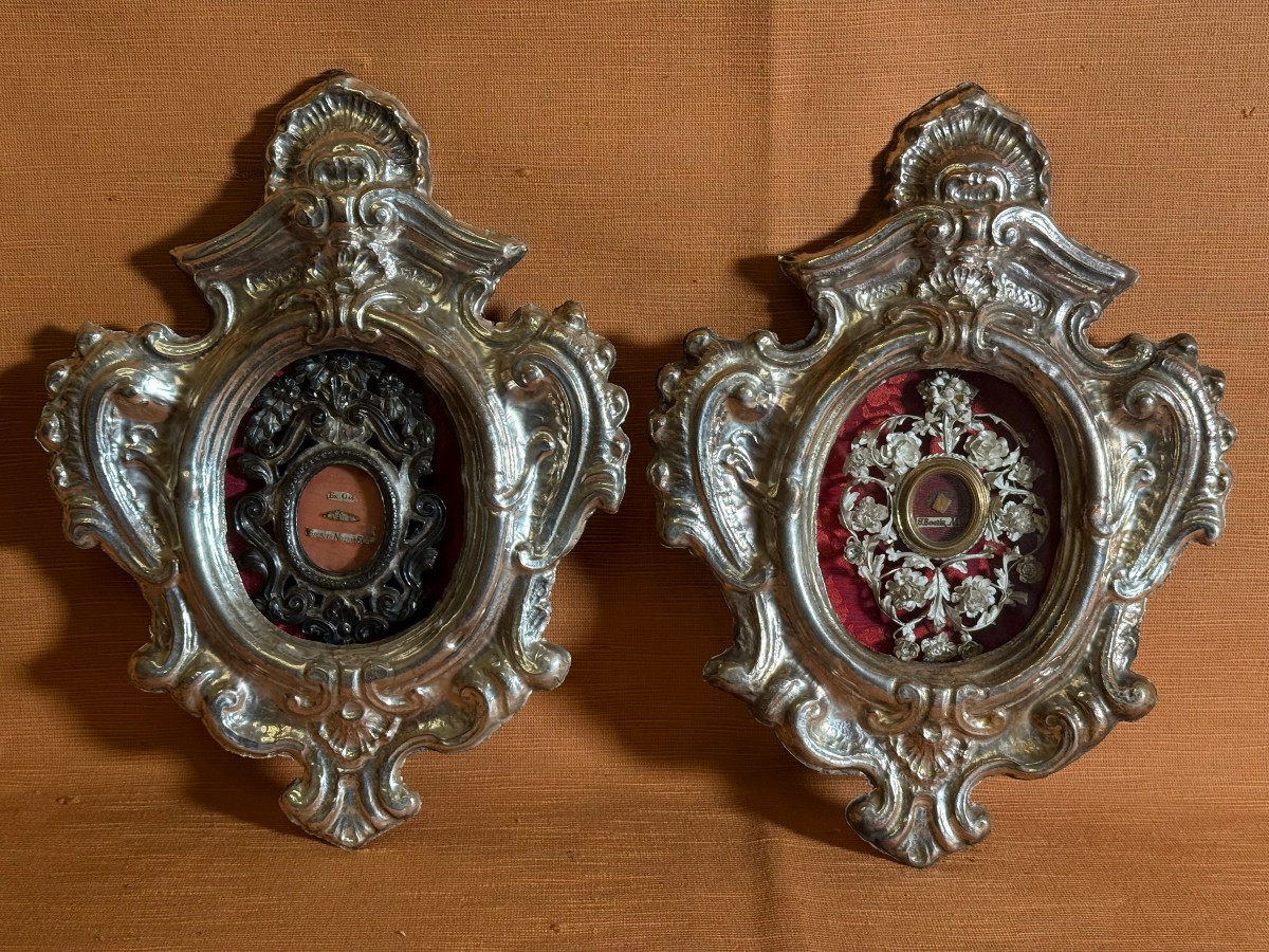 Due teche reliquiario in metallo argentato contenenti le reliquie di Severino Boezio e Gregorio