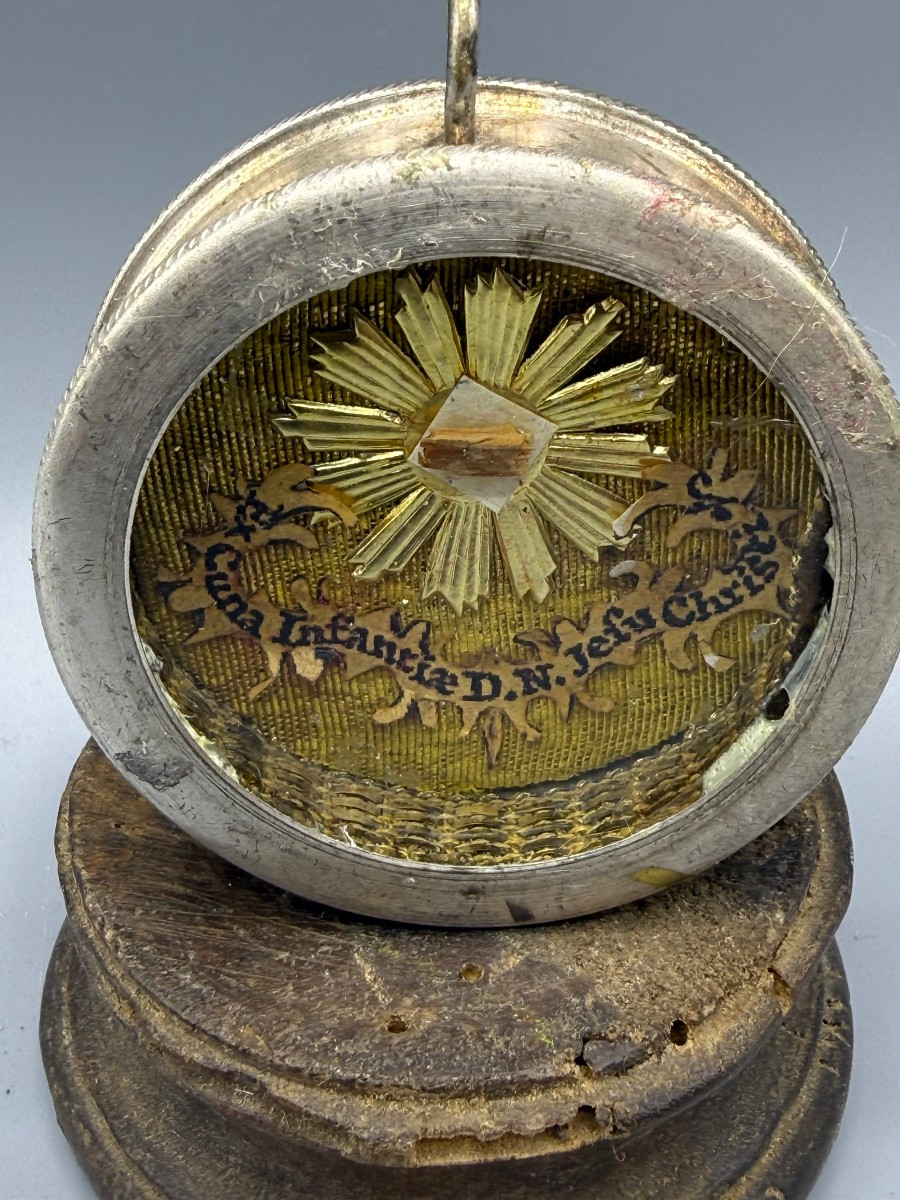 Reliquiario in argento del frammento della culla di Gesù Bambino 