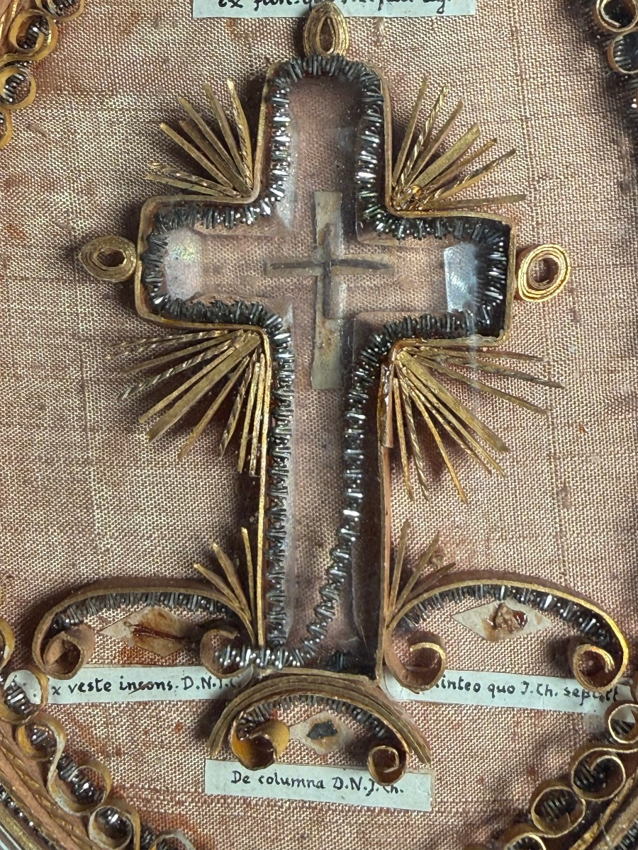 Quadro reliquiario contenente croce di cristallo con frammento della S.Croce e altre 4 reliquie-photo-2
