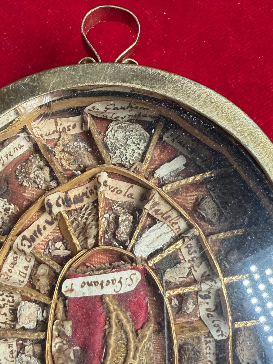 Reliquiario contenente 38 frammenti di reliquie di santi  -photo-2