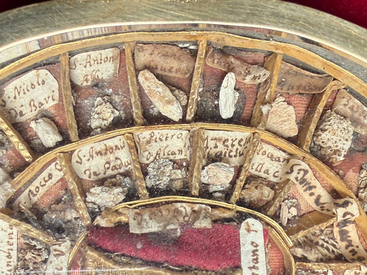 Reliquiario contenente 38 frammenti di reliquie di santi  -photo-3