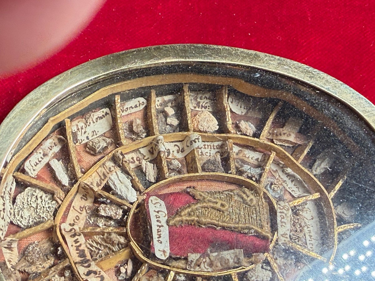 Reliquiario contenente 38 frammenti di reliquie di santi  -photo-4