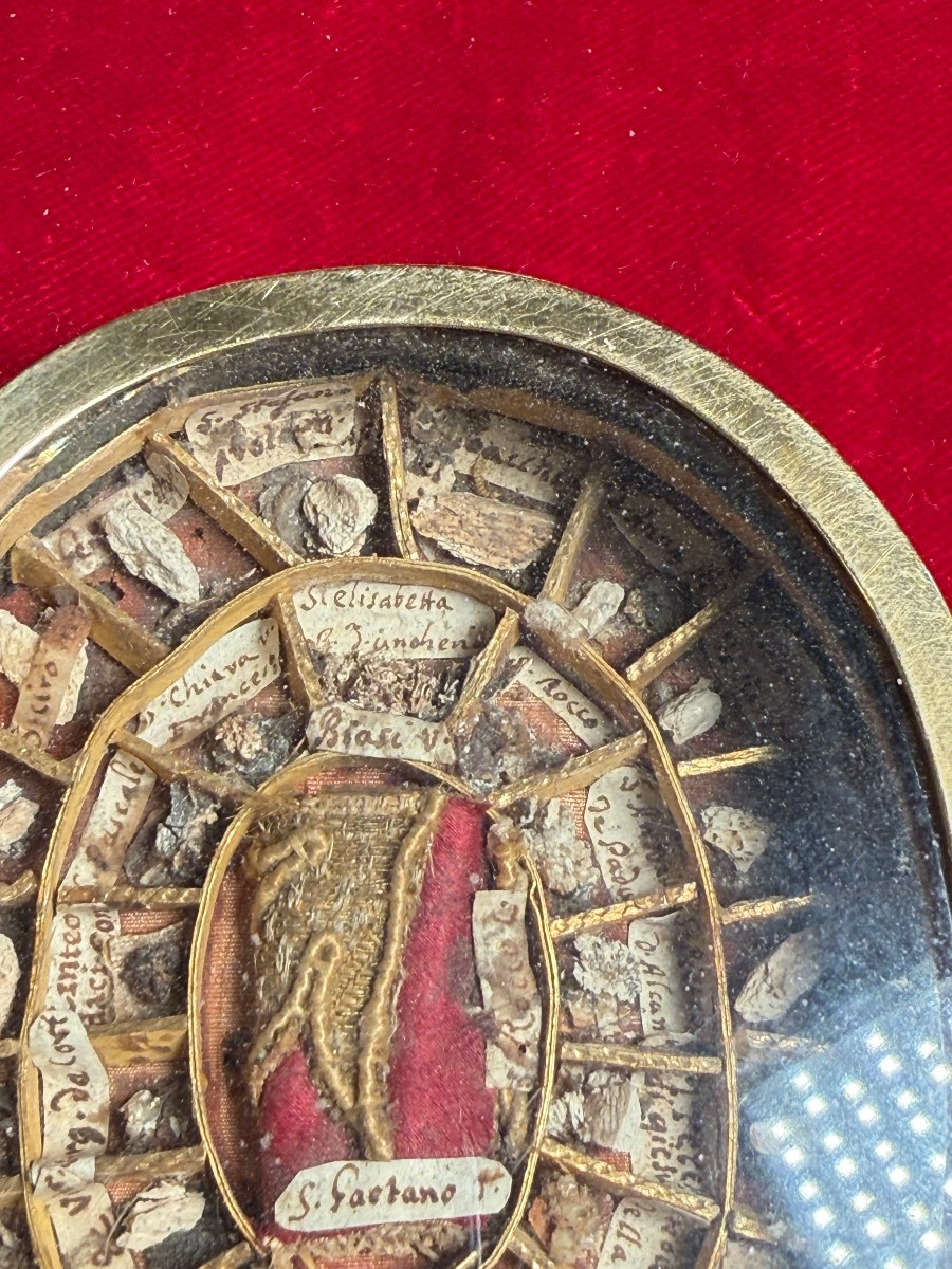 Reliquiario contenente 38 frammenti di reliquie di santi  -photo-1