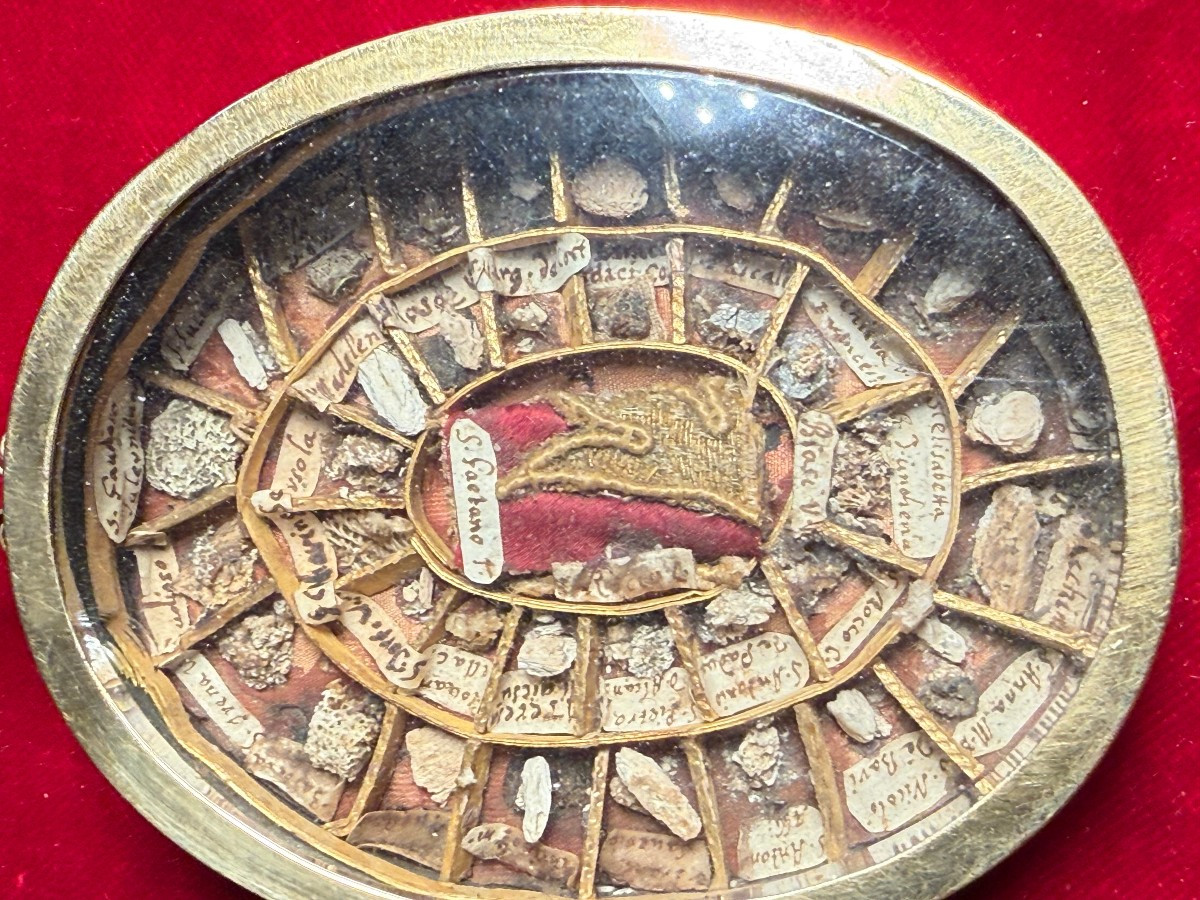 Reliquiario contenente 38 frammenti di reliquie di santi  