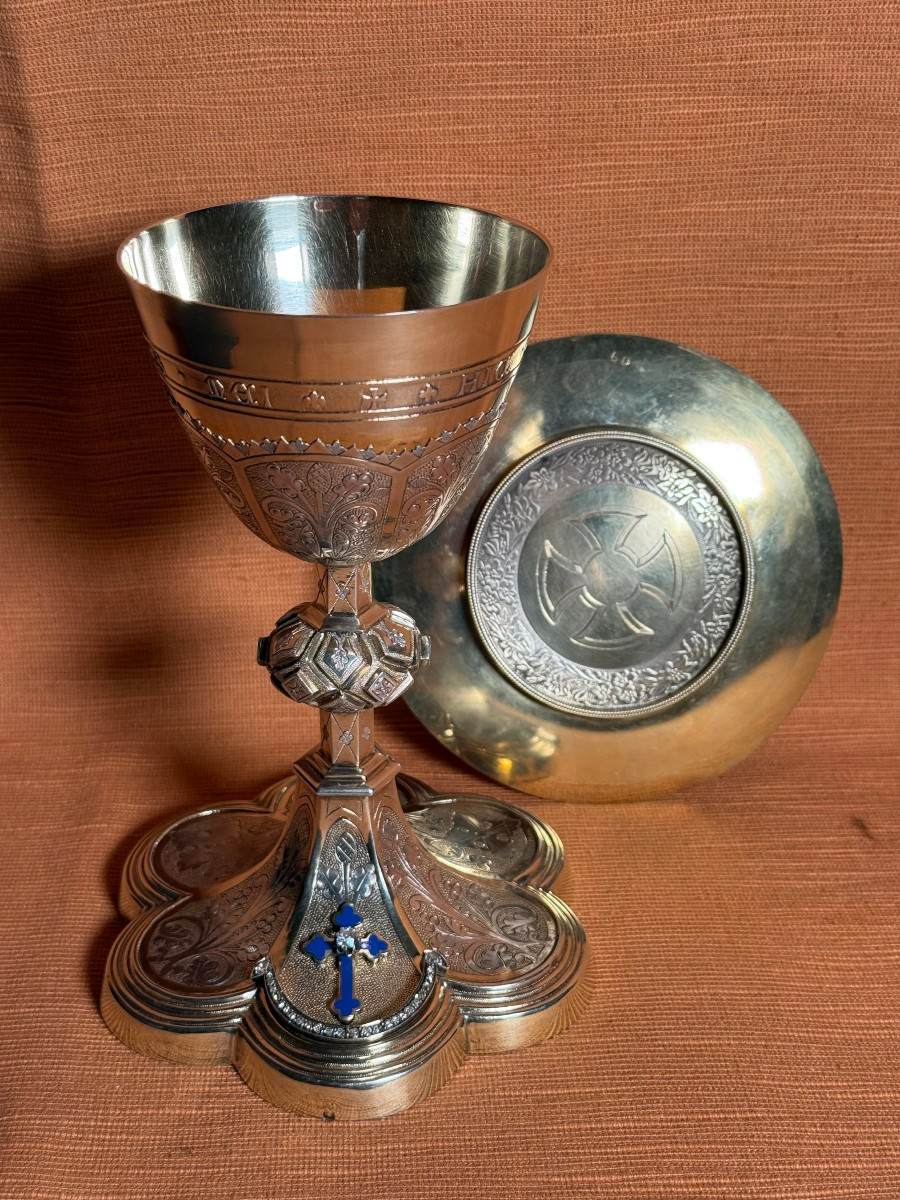 Calice in argento bulinato e cesellato ornato di brillanti con sua patena -photo-2