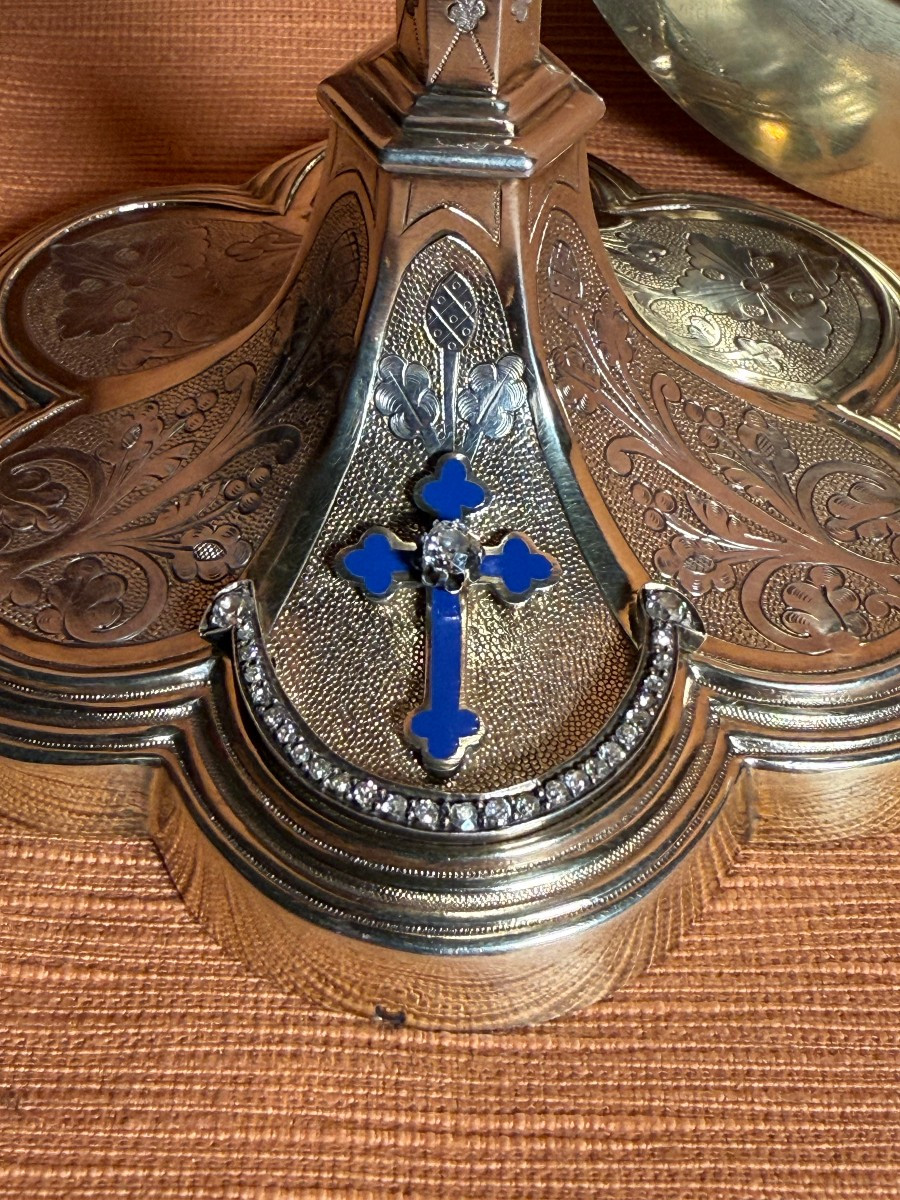 Calice in argento bulinato e cesellato ornato di brillanti con sua patena -photo-3