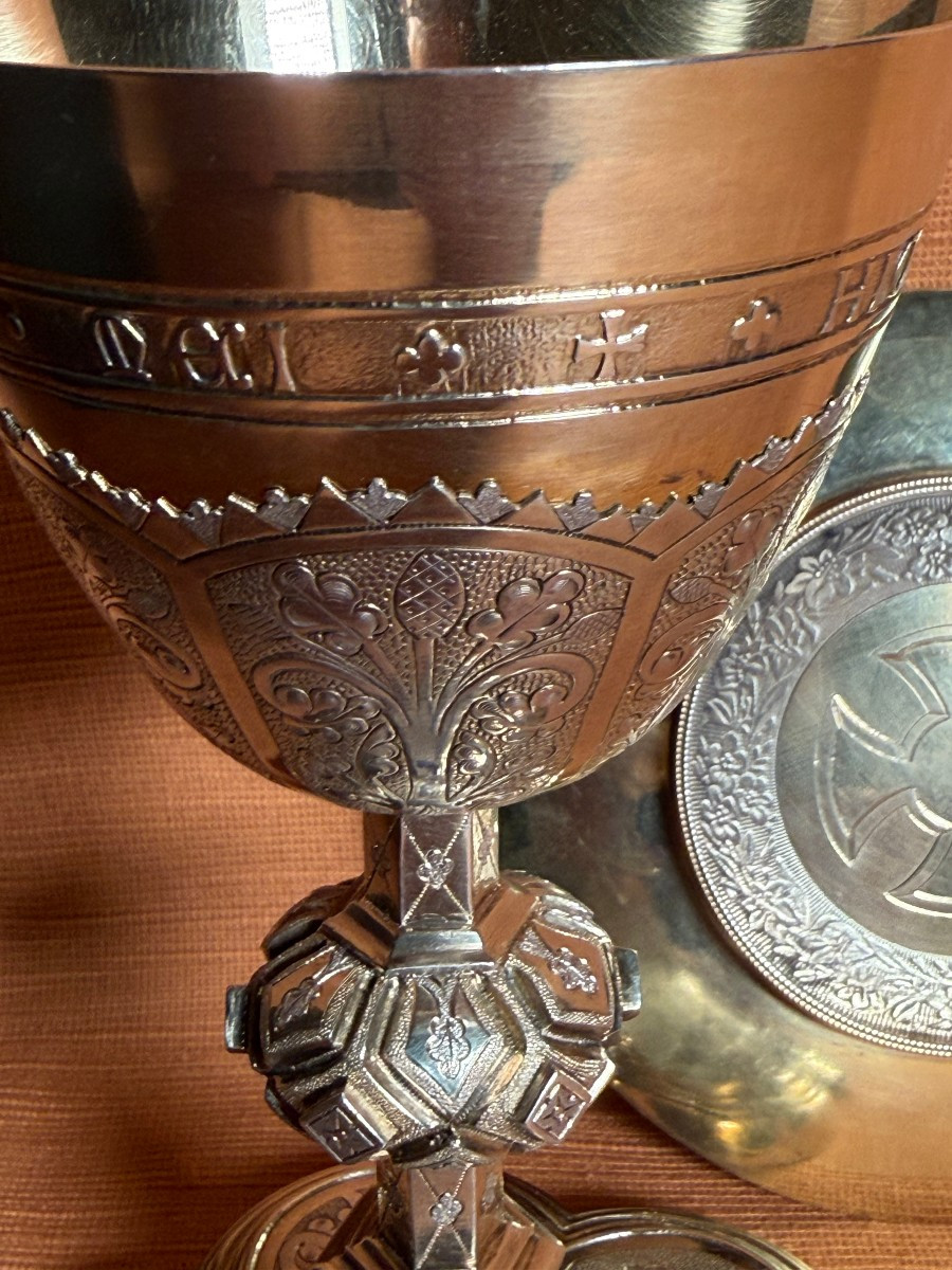 Calice in argento bulinato e cesellato ornato di brillanti con sua patena -photo-4