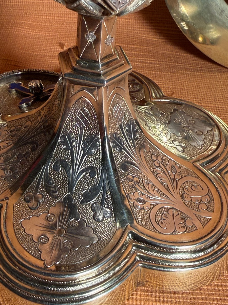 Calice in argento bulinato e cesellato ornato di brillanti con sua patena -photo-3