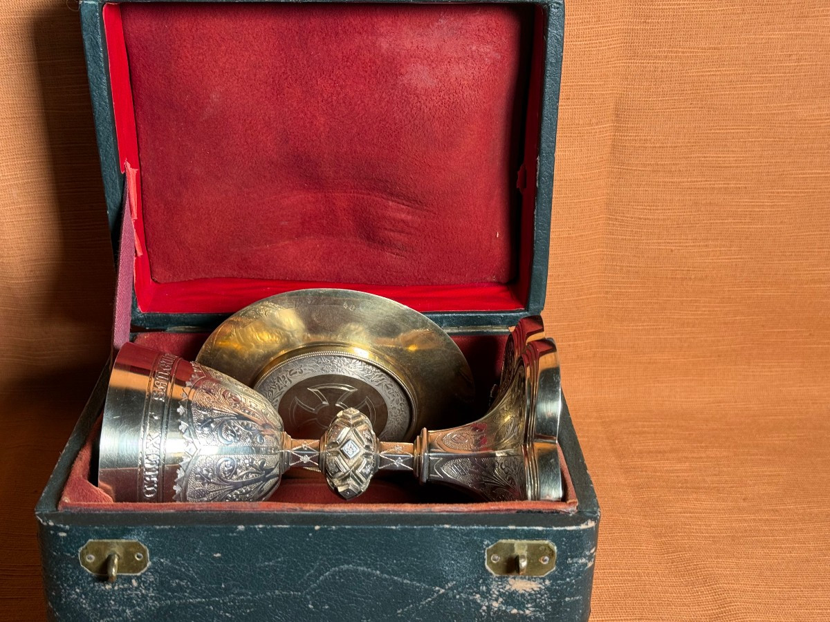 Calice in argento bulinato e cesellato ornato di brillanti con sua patena 