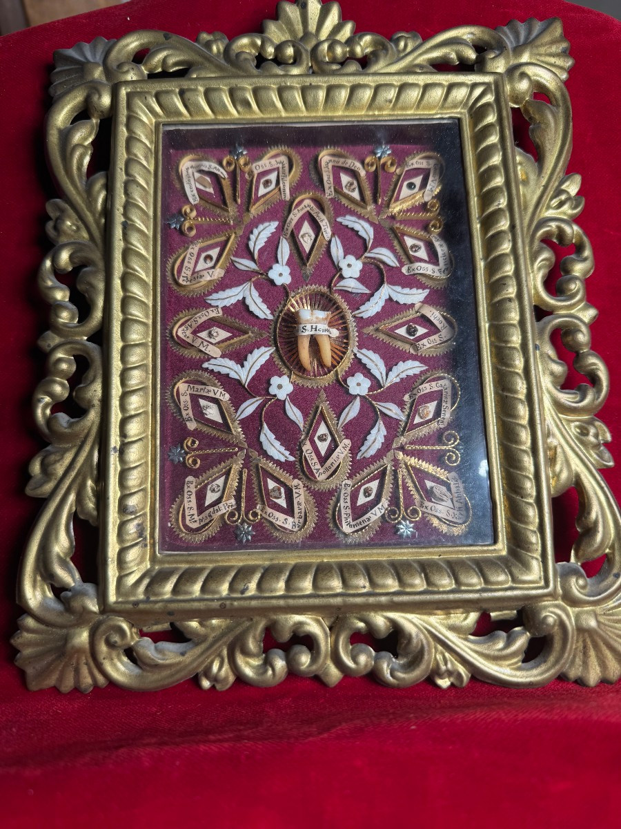 2  quadretti reliquiario  in cornice di metallo dorata con 17 frammenti di reliquie ciascuno-photo-2