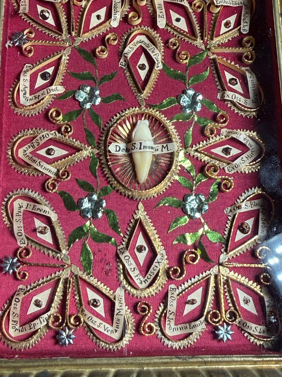 2  quadretti reliquiario  in cornice di metallo dorata con 17 frammenti di reliquie ciascuno-photo-3