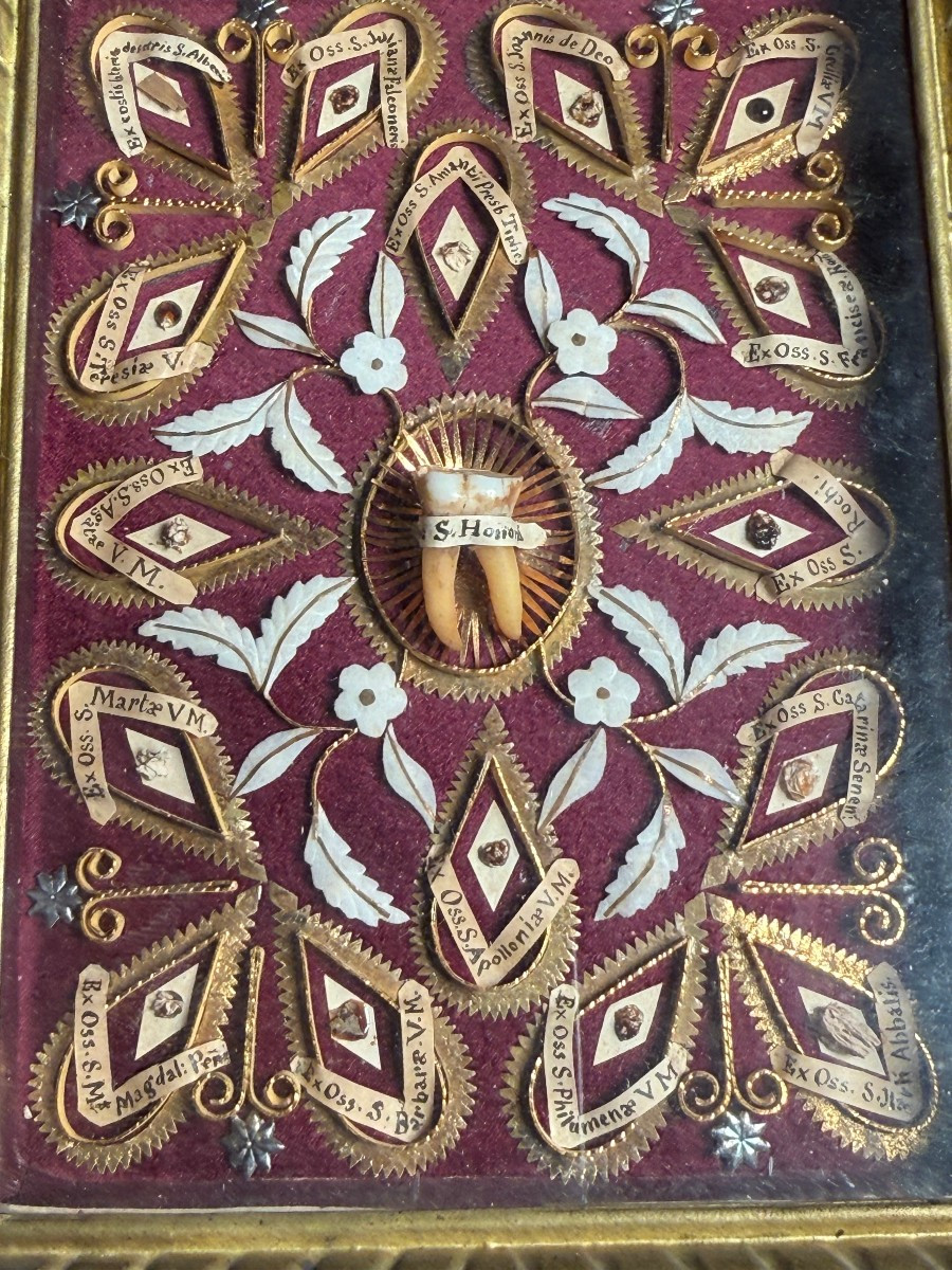 2  quadretti reliquiario  in cornice di metallo dorata con 17 frammenti di reliquie ciascuno-photo-4