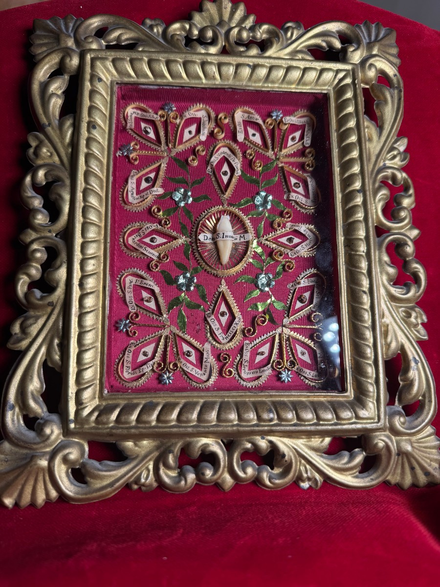 2  quadretti reliquiario  in cornice di metallo dorata con 17 frammenti di reliquie ciascuno