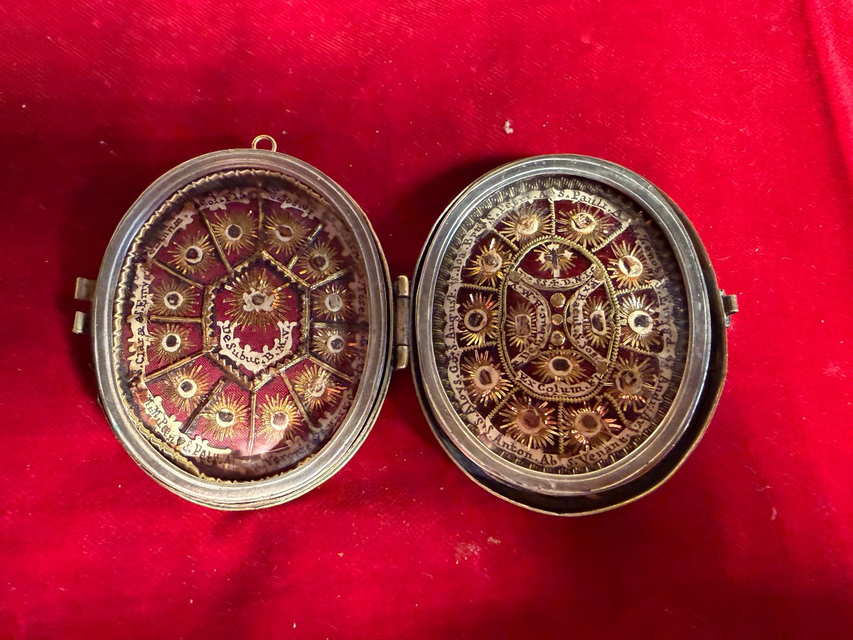 Reliquiario a medaglione a doppia faccia con 27 reliquie 