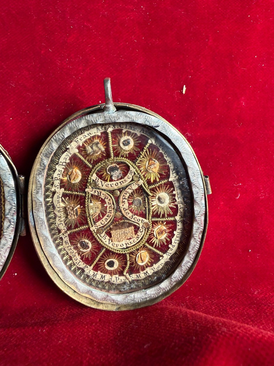 Reliquiario a medaglione a doppia faccia con 27 reliquie -photo-3