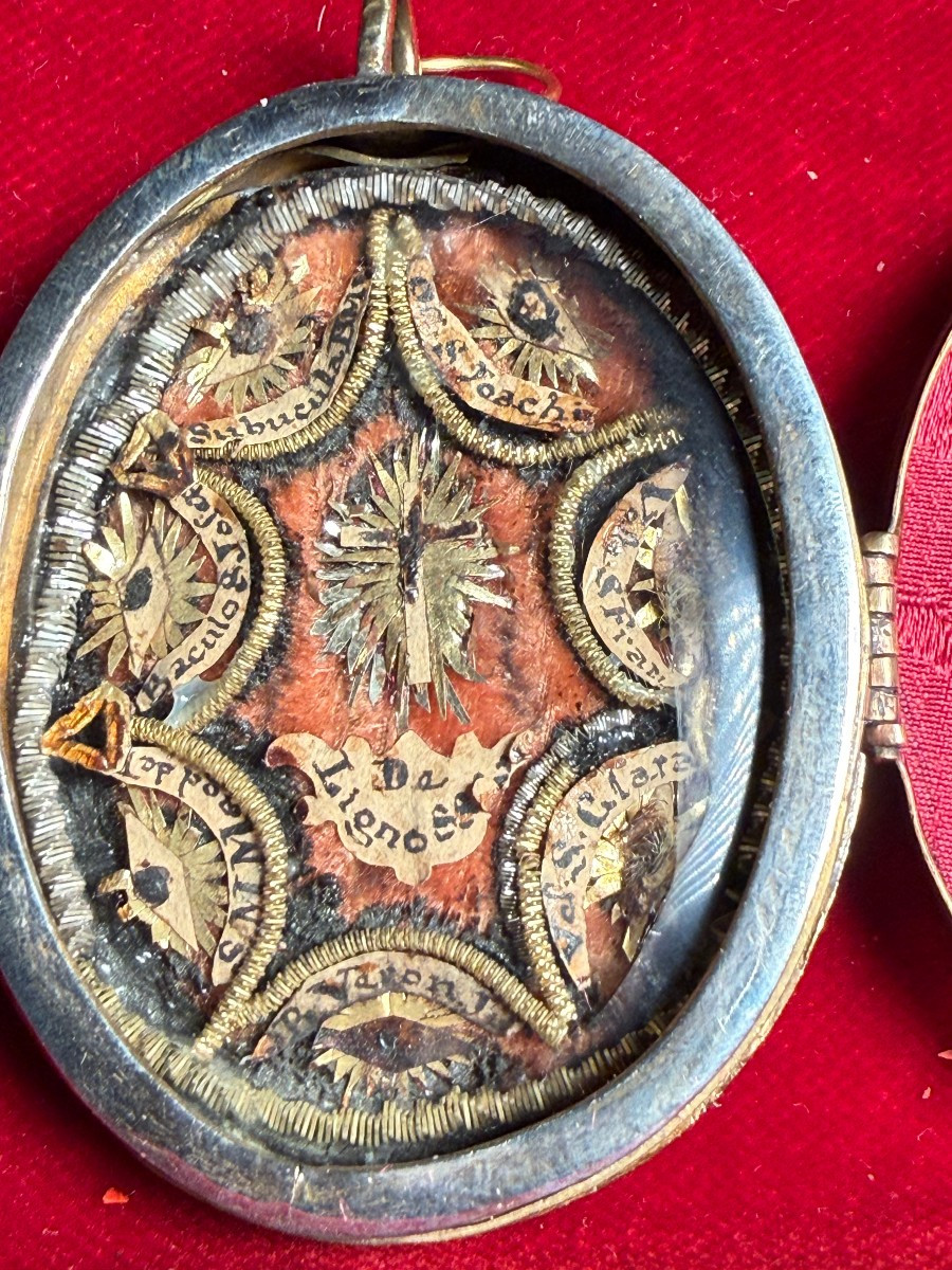 Reliquiario in custodia di bronzo con 8 reliquie compresa la S.Croce di N.S.G.C. -photo-2