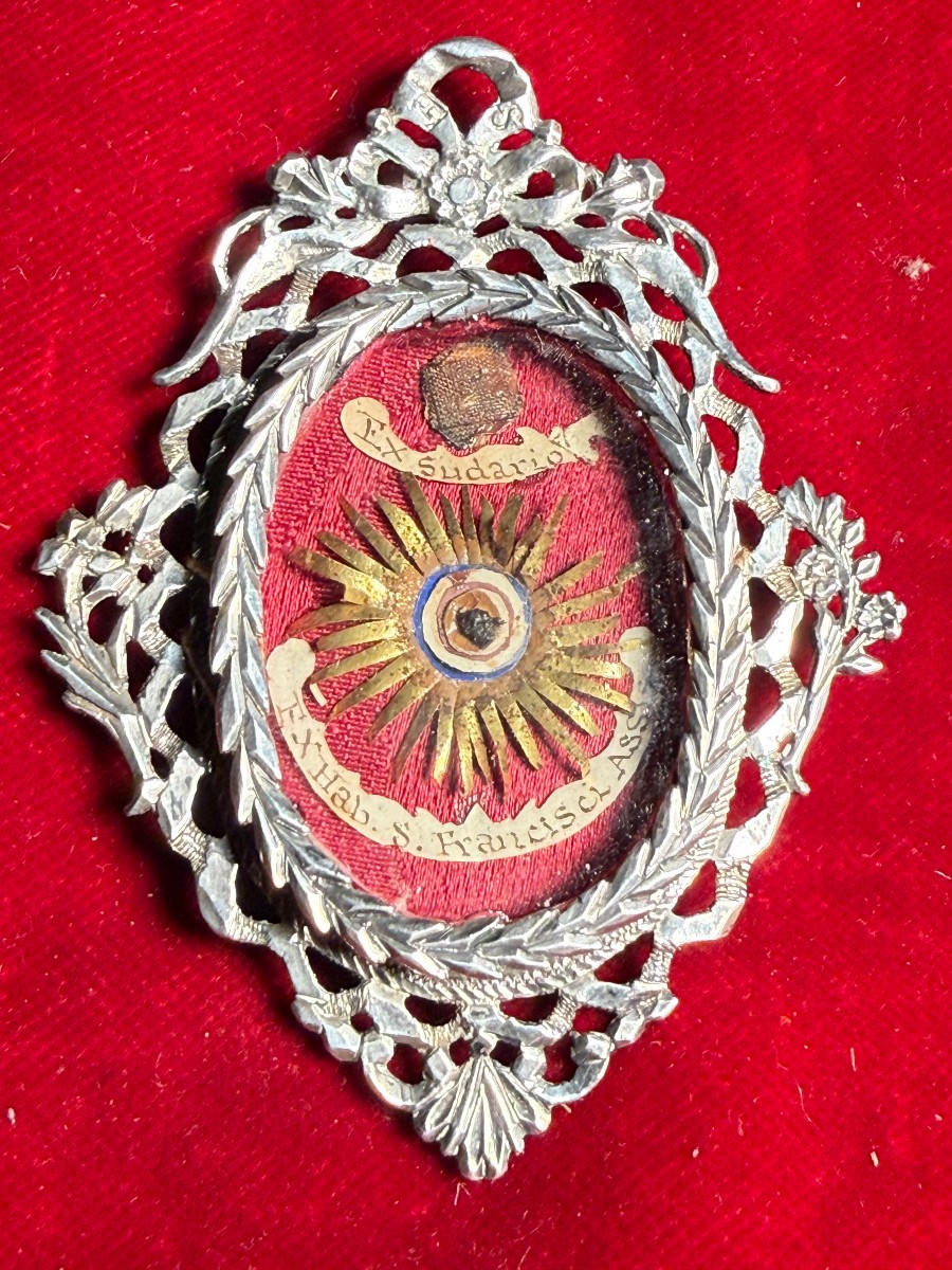 Reliquiario in filigrana d'argento con le reliquie di San Francesco d'Assisi 