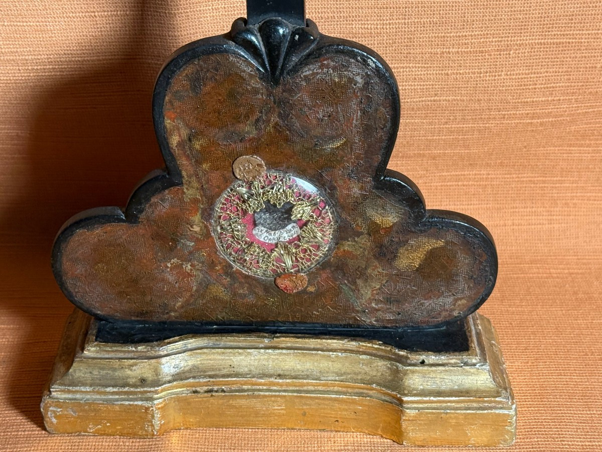 Croce con basamento con capicroce e Cristo in argento e reliquia sulla base-photo-3