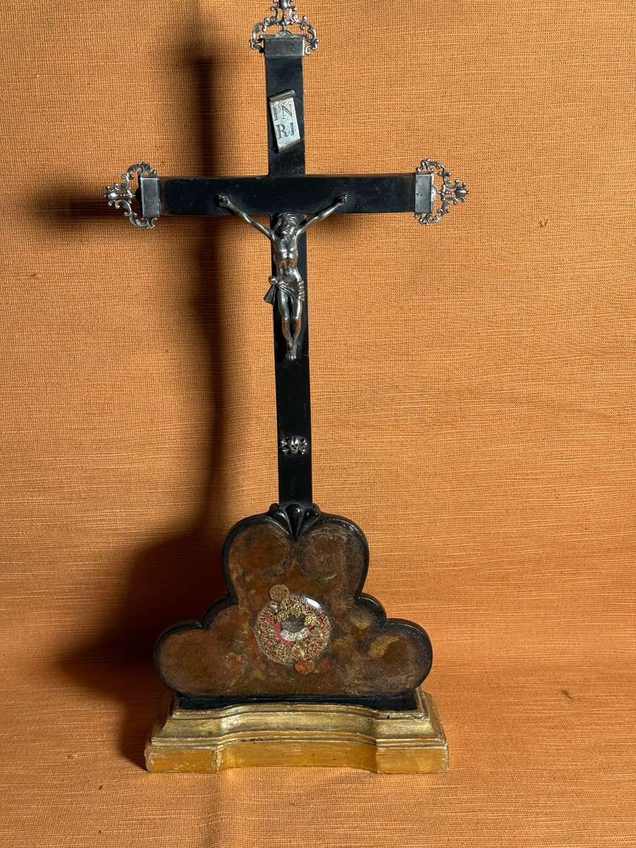 Croce con basamento con capicroce e Cristo in argento e reliquia sulla base