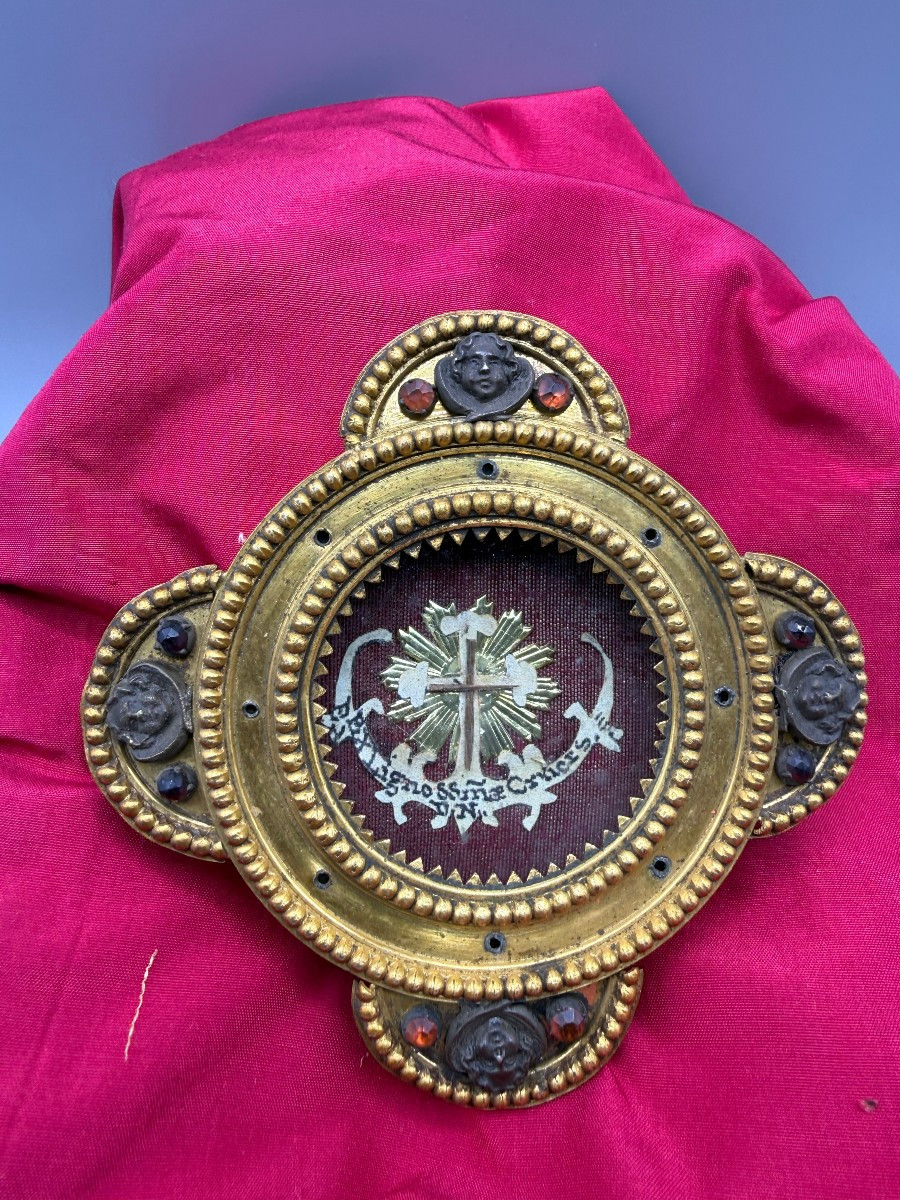 Reliquiario della Santa Croce in bronzo dorato e cristalli colorati  