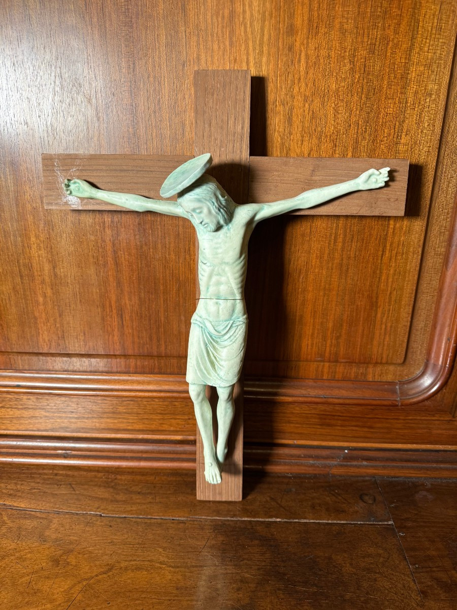 Croce in rovere con crocifisso in biscuit metà anni '60 