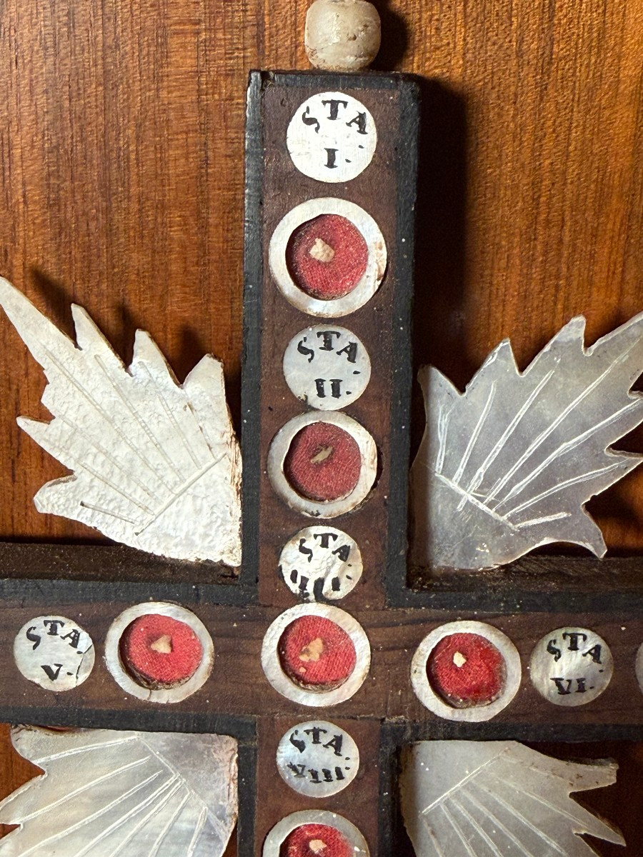 Croce intarsiata di più essenze di legno e madreperla così detta di "Terrasanta" -photo-2