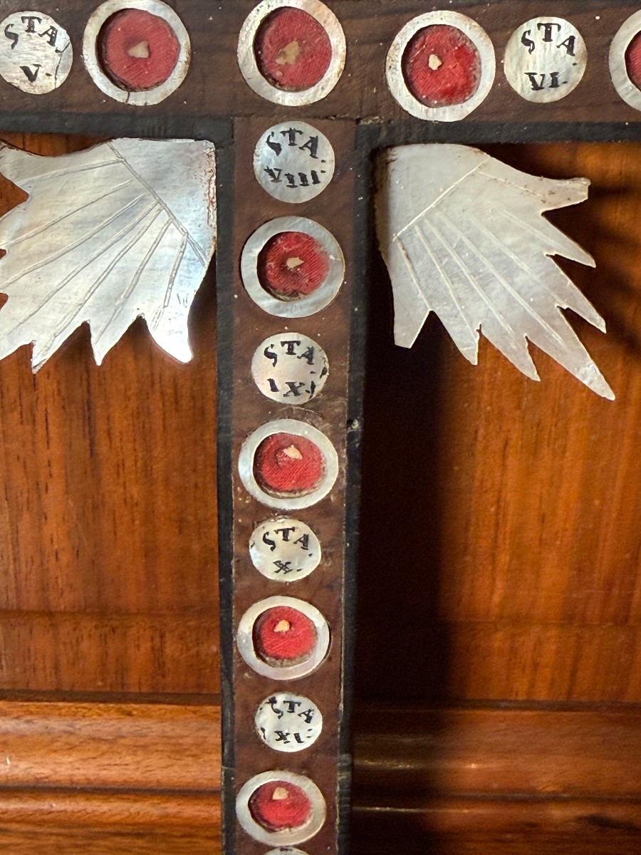 Croce intarsiata di più essenze di legno e madreperla così detta di "Terrasanta" -photo-3