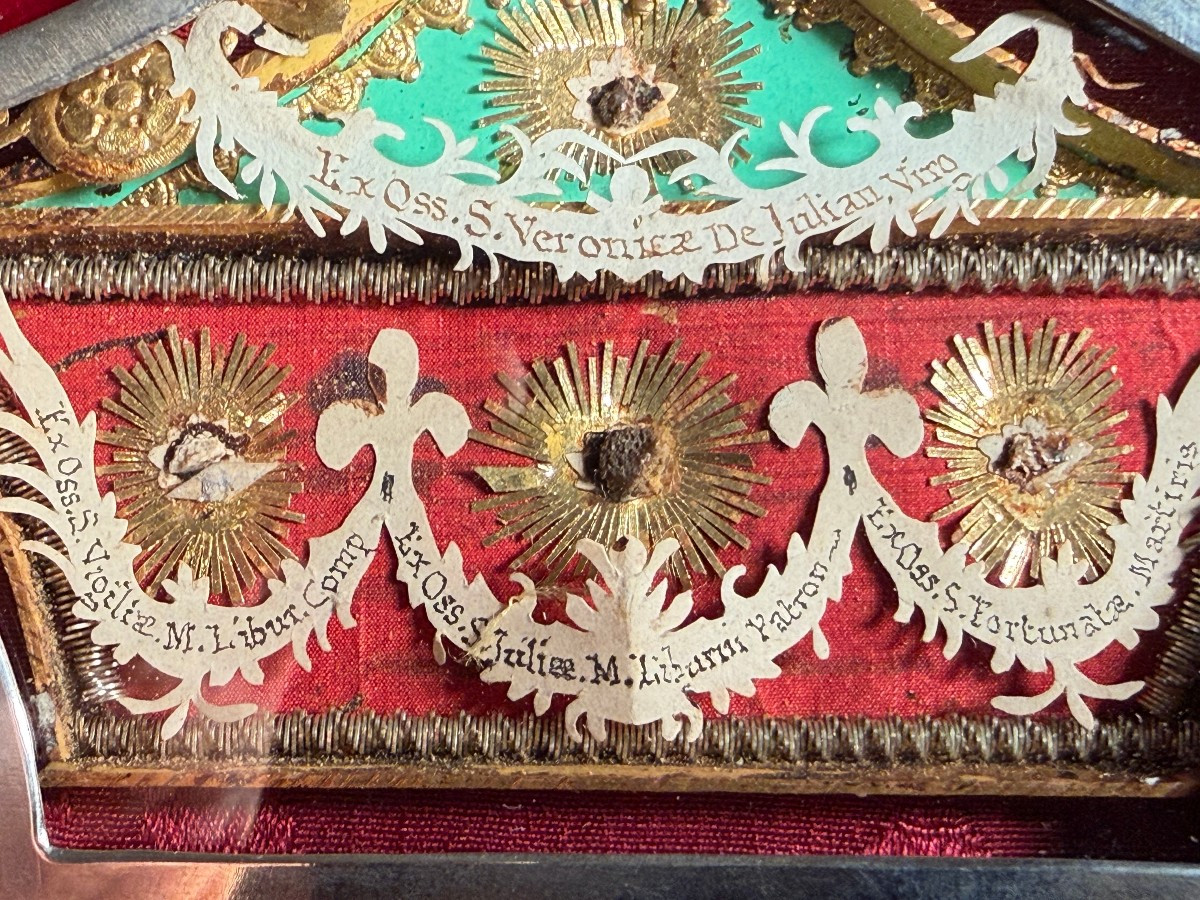 Reliquiario in argento a forma di sarcofago contenente 4 reliquie di santi-photo-2