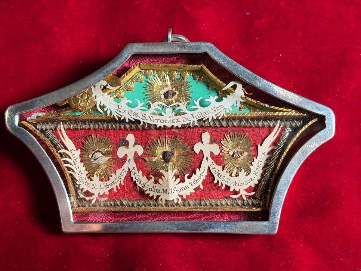 Reliquiario in argento a forma di sarcofago contenente 4 reliquie di santi