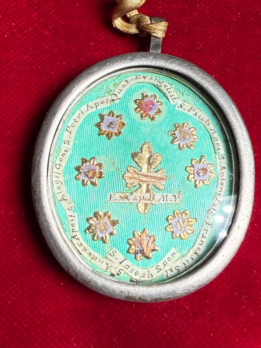 Reliquiario in argento con 12 reliquie di santi 