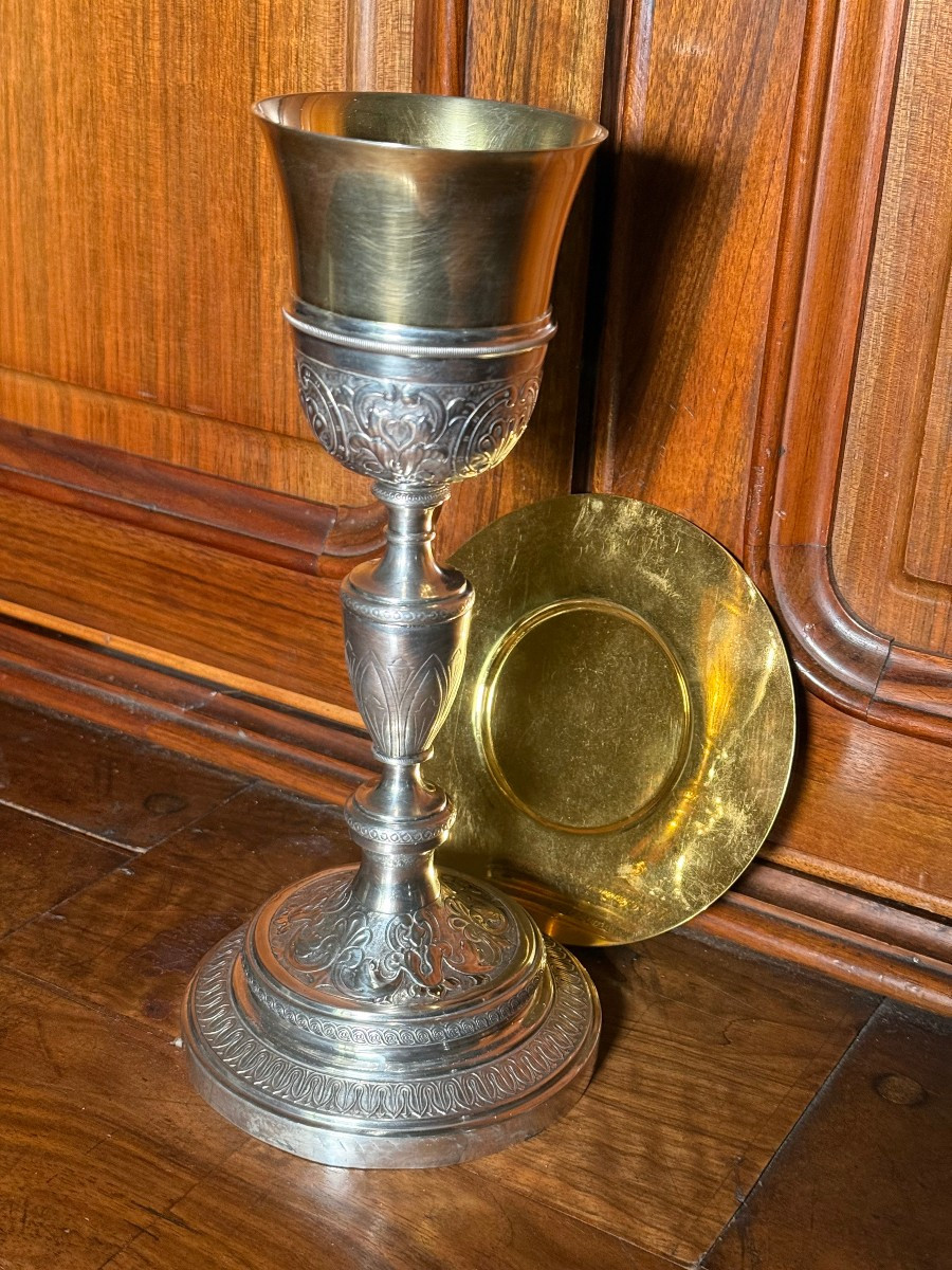 Calice in argento sbalzato e inciso del XIX secolo con patena  