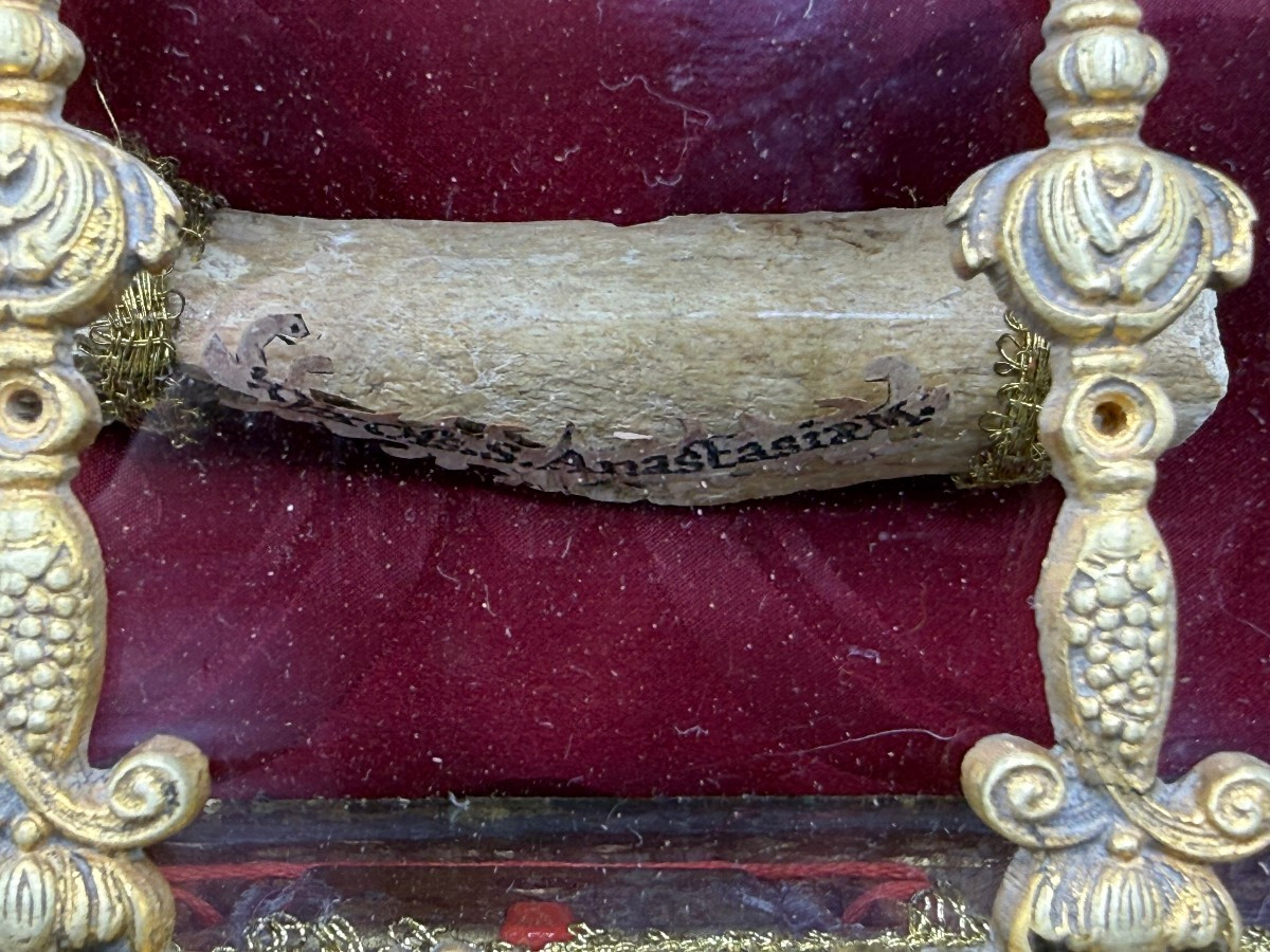 Reliquiario in bronzo dorato contenente un frammento di reliquie di Sant'Anastasia Verg. e Mart-photo-2