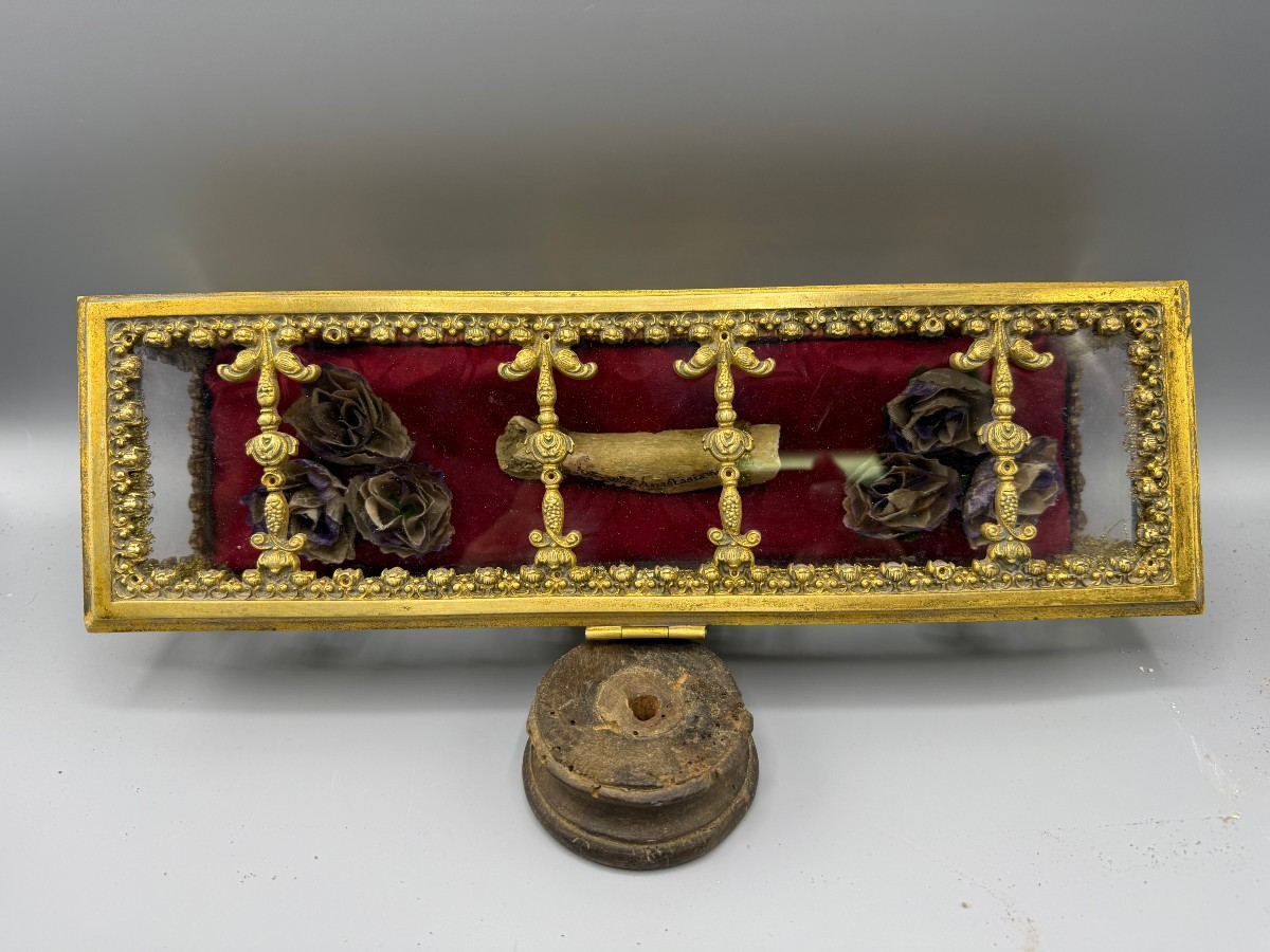 Reliquiario in bronzo dorato contenente un frammento di reliquie di Sant'Anastasia Verg. e Mart-photo-1