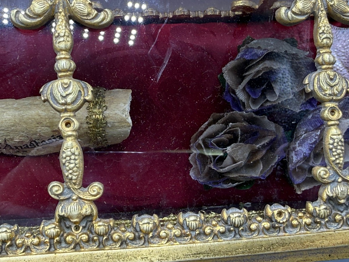 Reliquiario in bronzo dorato contenente un frammento di reliquie di Sant'Anastasia Verg. e Mart-photo-2