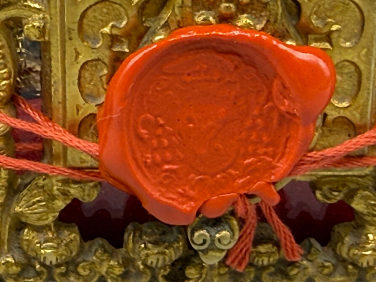 Reliquiario in bronzo dorato contenente un frammento di reliquie di Sant'Anastasia Verg. e Mart-photo-3