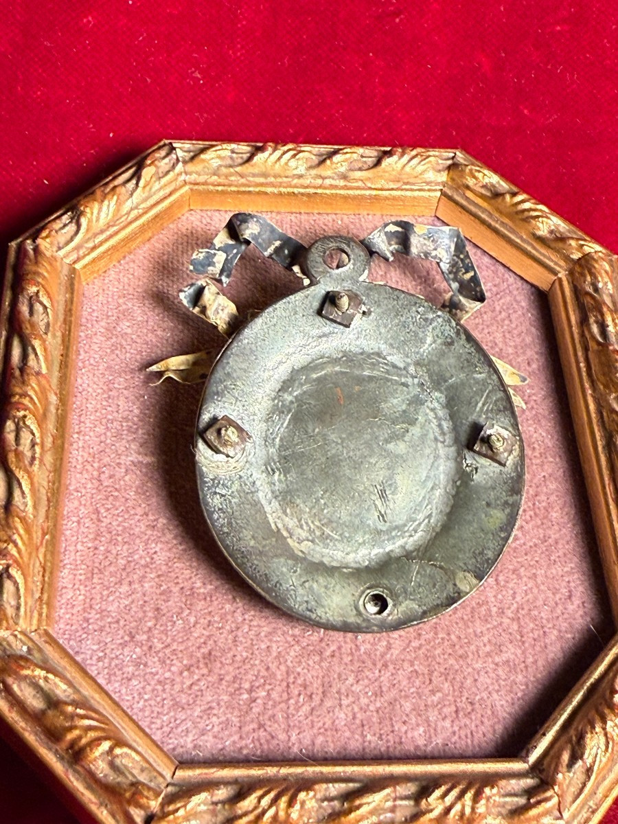 Quadretto con cornice in bronzo e argento con avorietto dipinto della B.V.M. al suo interno-photo-3