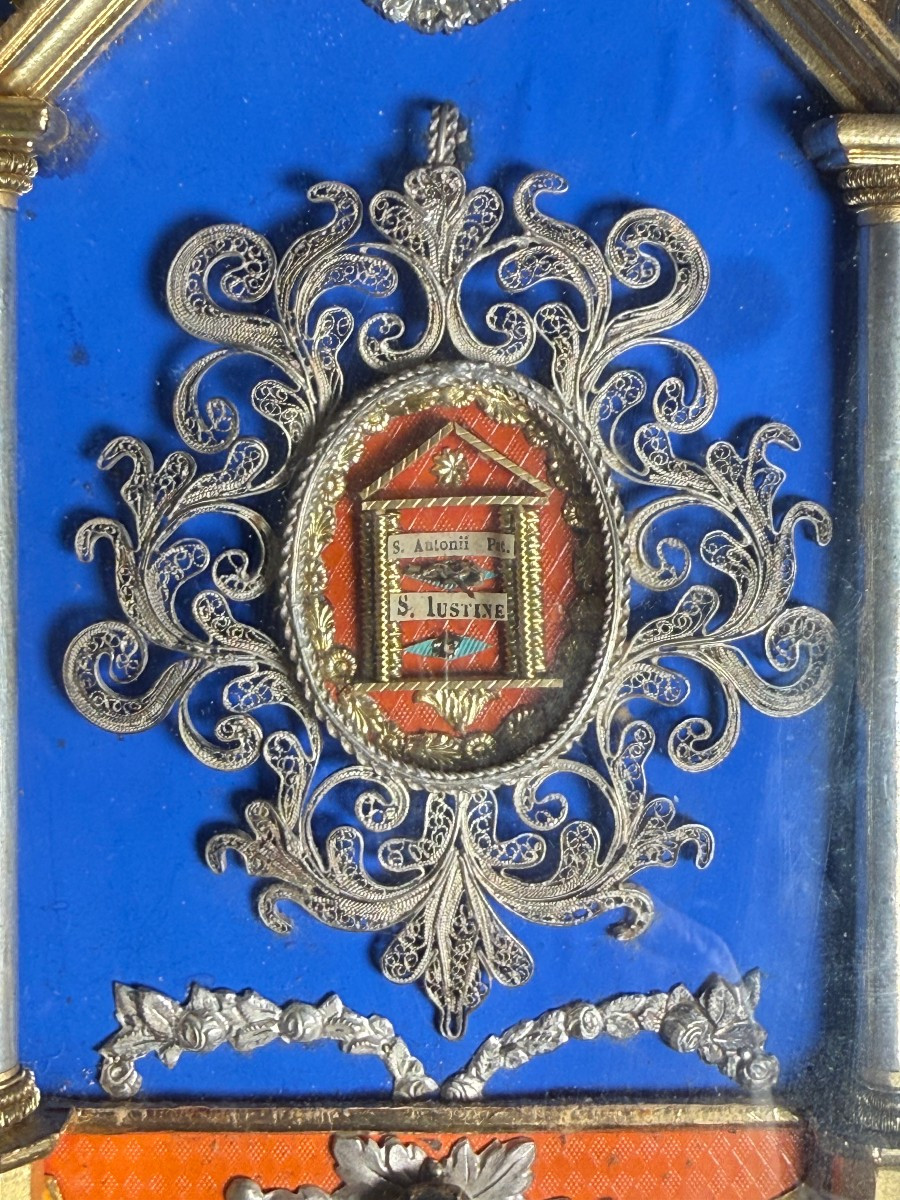 Filigrana in argento con le reliquie dei S.Antonio di Padova e Giustina entro cornice decorata -photo-2