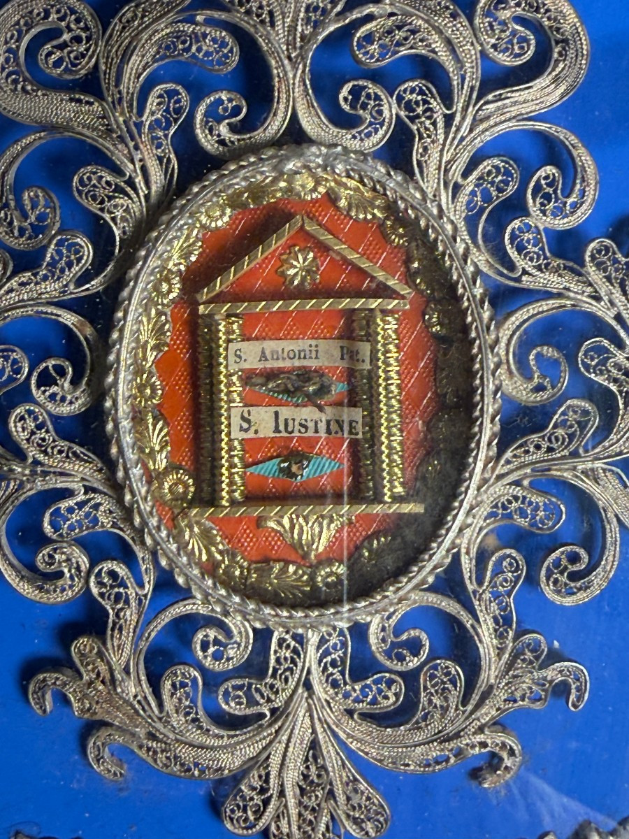 Filigrana in argento con le reliquie dei S.Antonio di Padova e Giustina entro cornice decorata -photo-3