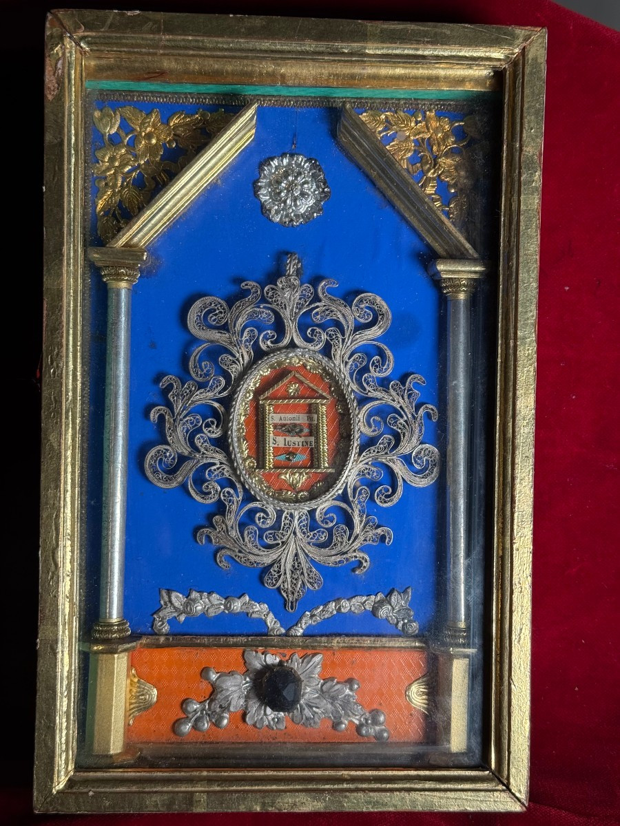 Filigrana in argento con le reliquie dei S.Antonio di Padova e Giustina entro cornice decorata 