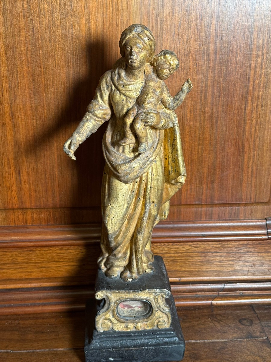 Statuetta lignea dorata del '700 rappresentante Maria col Bambino con reliquia 