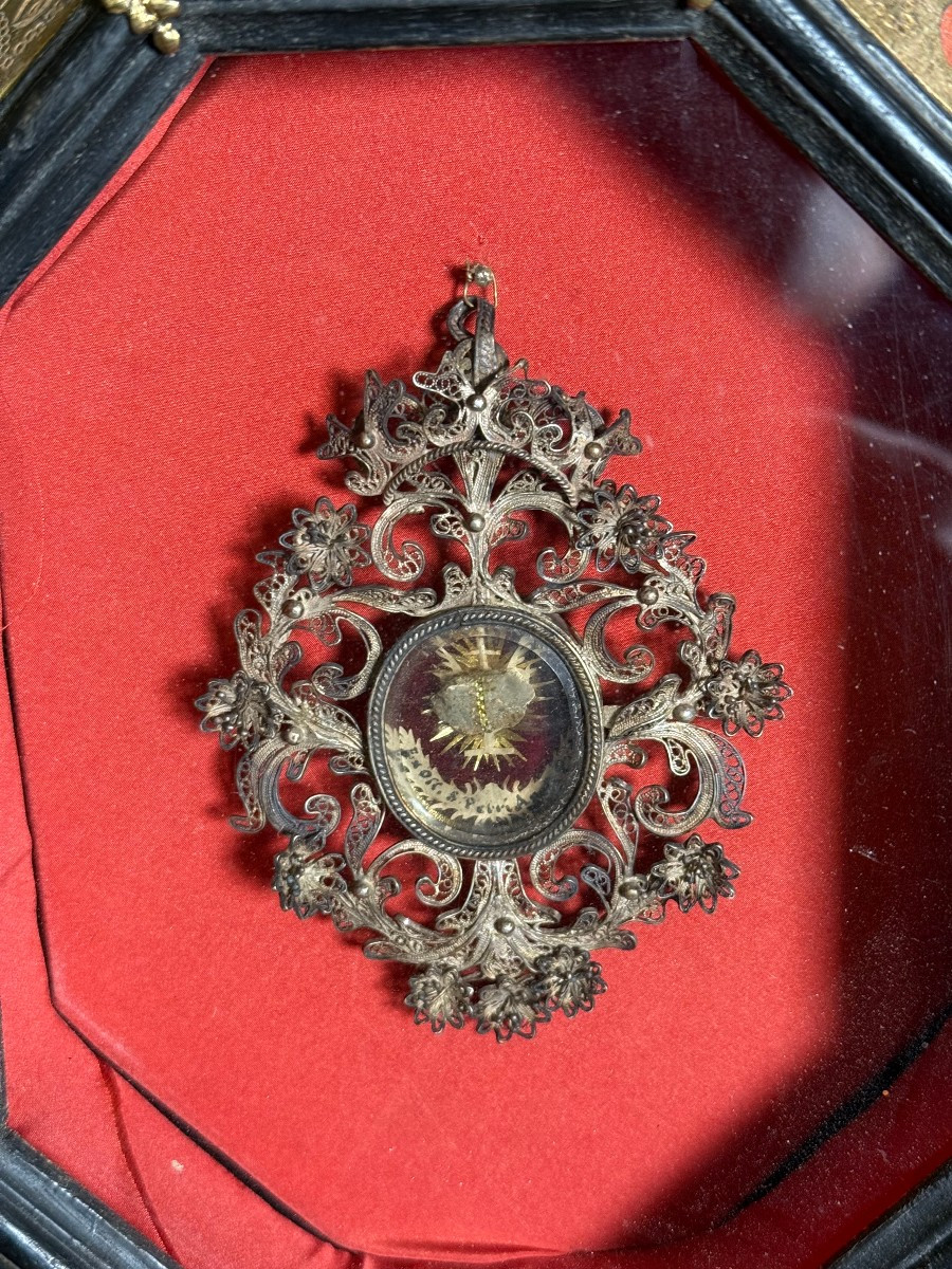 CORNICE OTTAGONALE A CASSETTA EBANIZZATA E ARRICCHITA  DA RIPORTI IN BRONZO E PIETRE DURE -photo-2