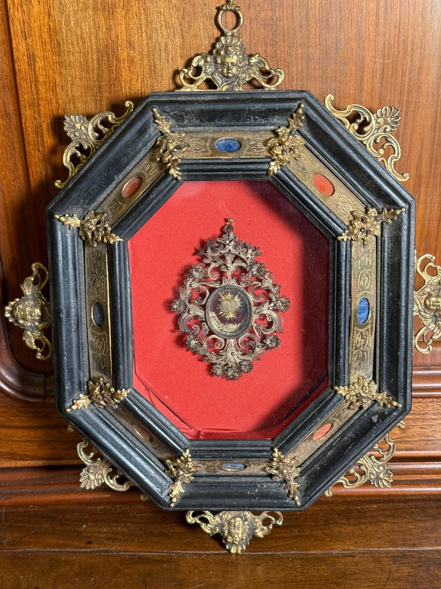 CORNICE OTTAGONALE A CASSETTA EBANIZZATA E ARRICCHITA  DA RIPORTI IN BRONZO E PIETRE DURE 