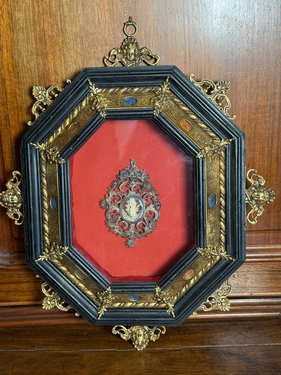 Cornice ottagonali con reliquiario