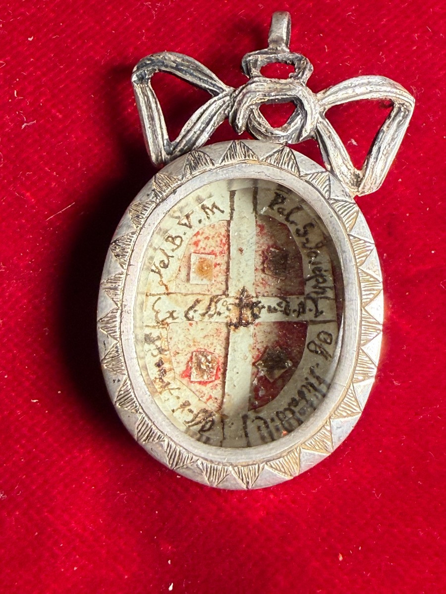 Reliquiario ovale in argento lavorato della S.Croce di N.S.G.C. + 4 reliquie 
