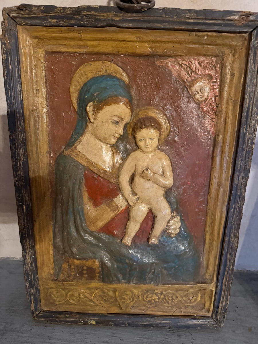 Bassorilievo del XVII° in stucco policromo dell B.V.M. col Bambino 